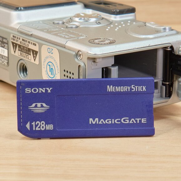 Sony Cyber Shot DSC-P9 Digital Camera 4MP Tested Working - Picture 12 of 12